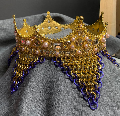 Crown with chainmail